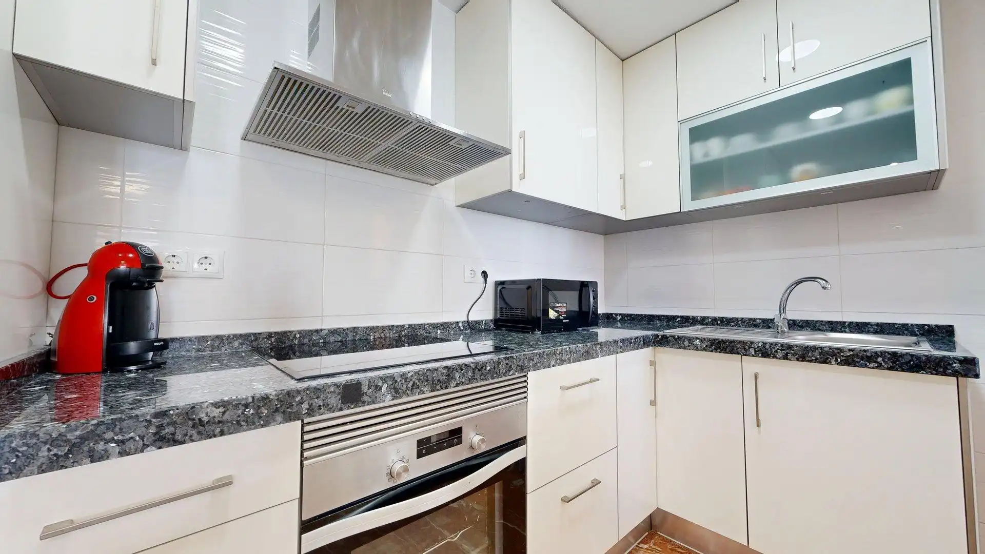 Cuina de Apartament de lloguer en Elche / Elx amb Aire condicionat, Jardí privat i Terrassa