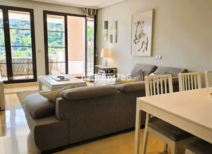 Vista exterior de Apartament en venda en Benahavís amb Terrassa, Moblat i Piscina comunitària