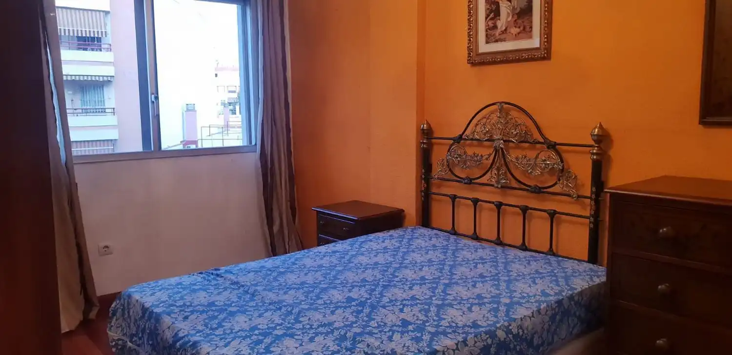 Habitación de Piso de alquiler en Sevilla con Aire acondicionado, Amueblado y Horno