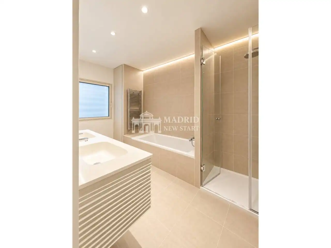 Bathroom of Flat for rent in Madrid  with Air Conditioner, Heating and Parquet flooring