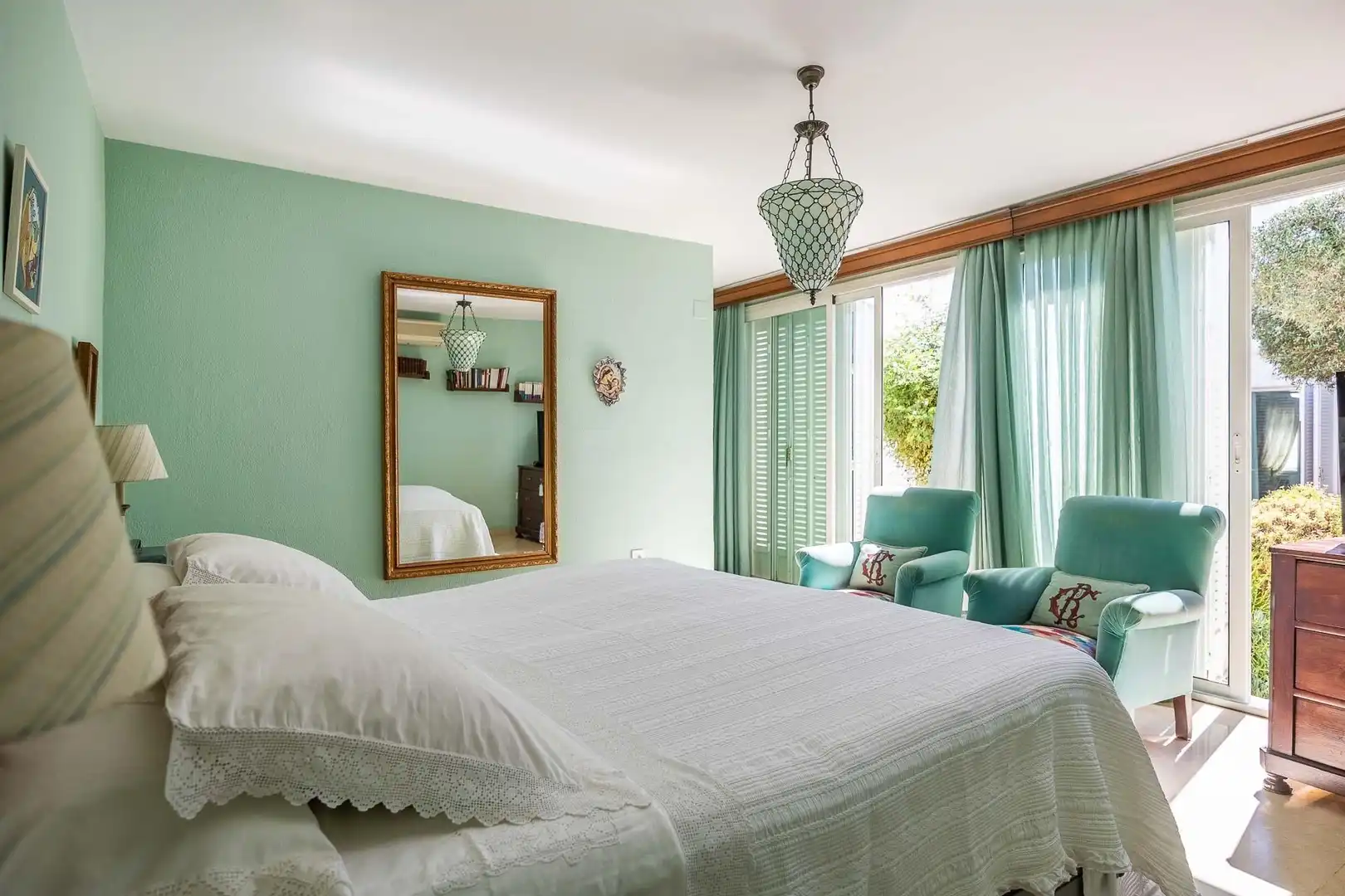 Schlafzimmer von Haus oder Chalet zum Verkauf in Tomares mit Klimaanlage, Heizung und Privatgarten