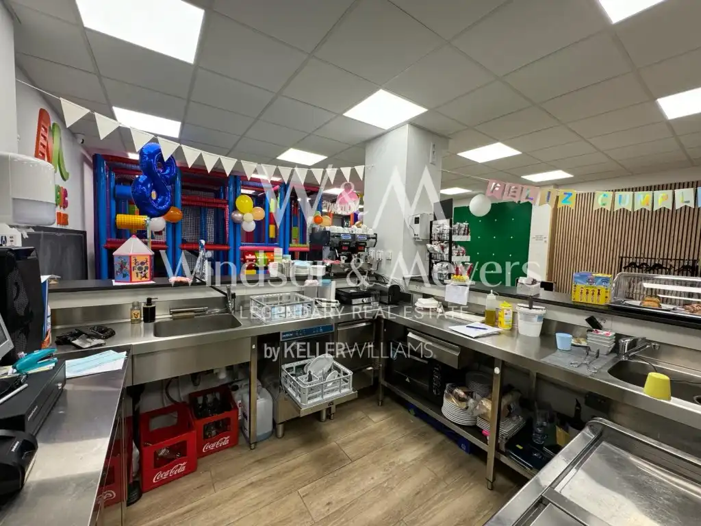Locale commerciale in cessione a Av. de les Escoles 22, imagen 4