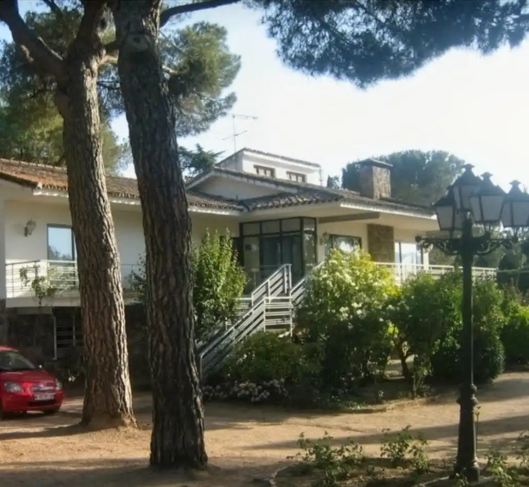 Außenansicht von Haus oder Chalet zum Verkauf in Galapagar mit Klimaanlage, Heizung und Privatgarten