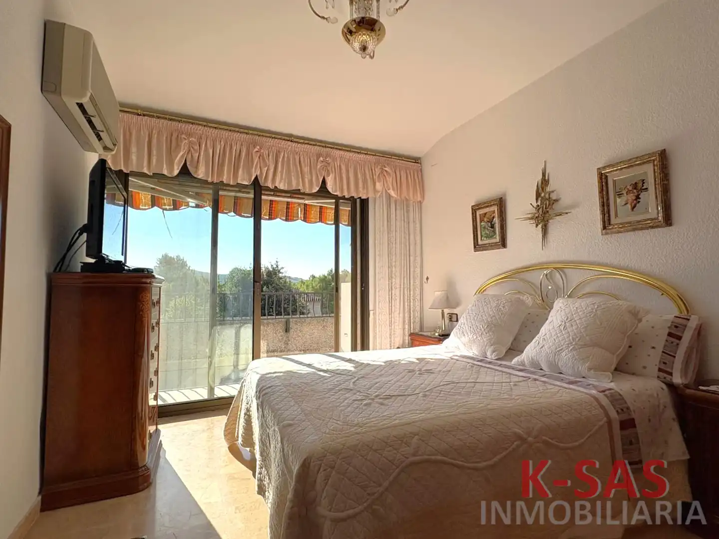 Casa amb piscina en venda a Carrer de les Tres Torres 6, imagen 4