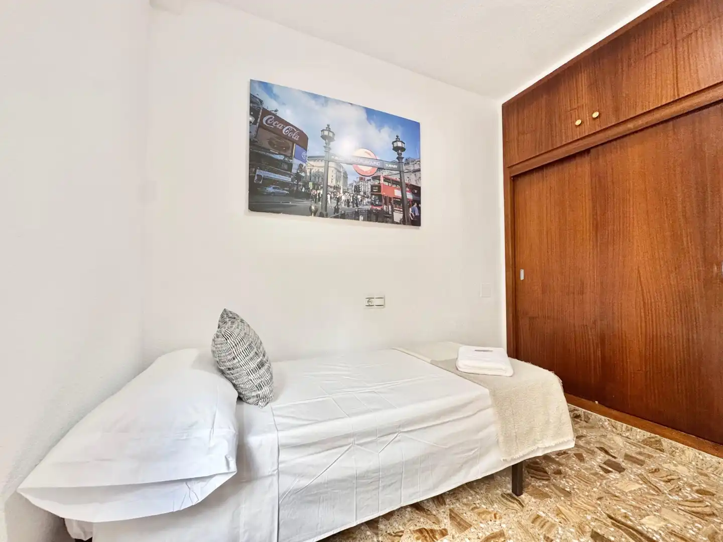 Dormitori de Apartament de lloguer en Torrevieja amb Aire condicionat, Moblat i Rentadora