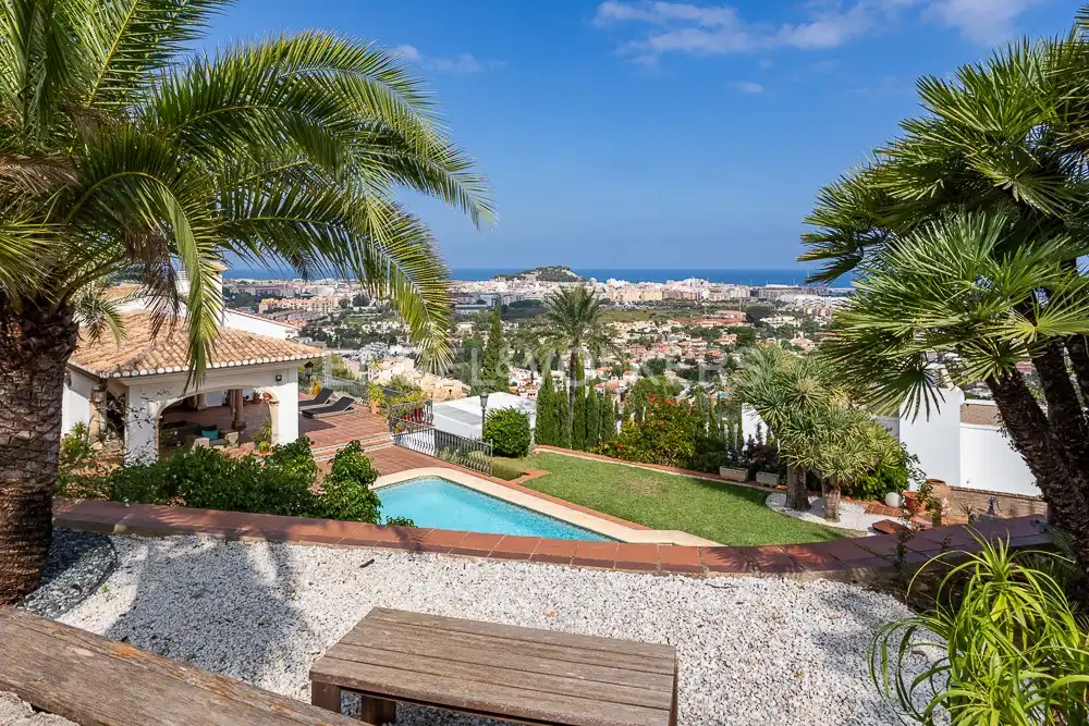 Vista exterior de Casa o xalet de lloguer en Dénia amb Aire condicionat, Calefacció i Jardí privat