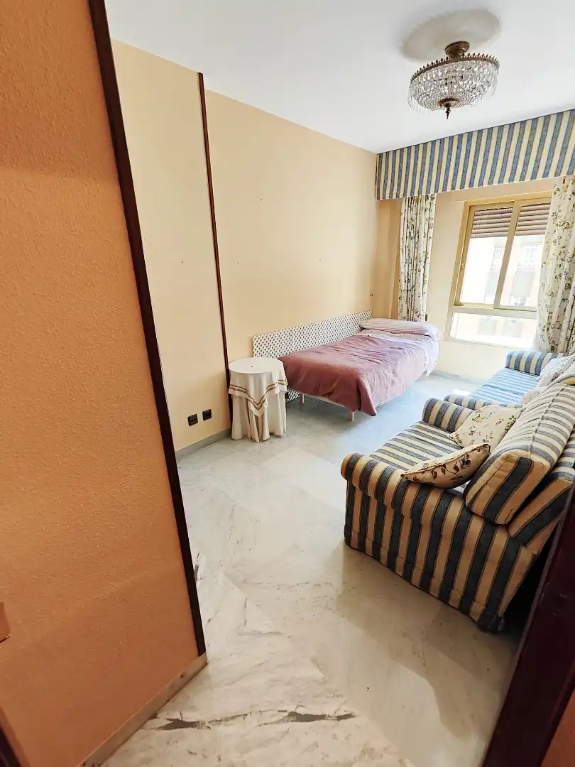 Habitación de Piso en venta en Sevilla con Aire acondicionado, Terraza y Piscina comunitaria