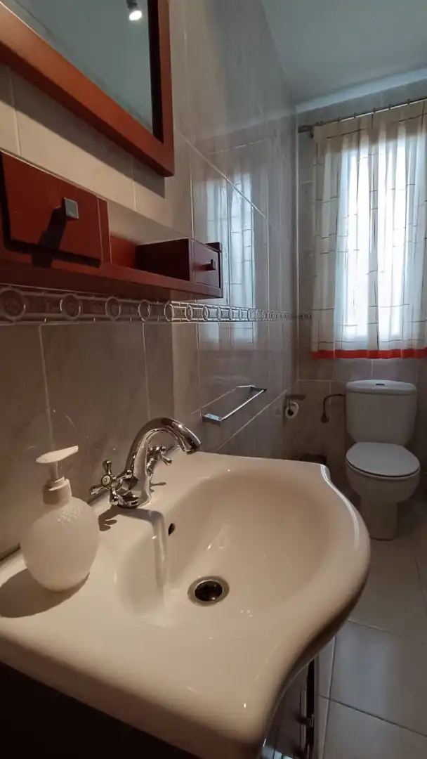 Baño de Casa adosada de alquiler en La Zubia con Amueblado, Horno y Lavadora