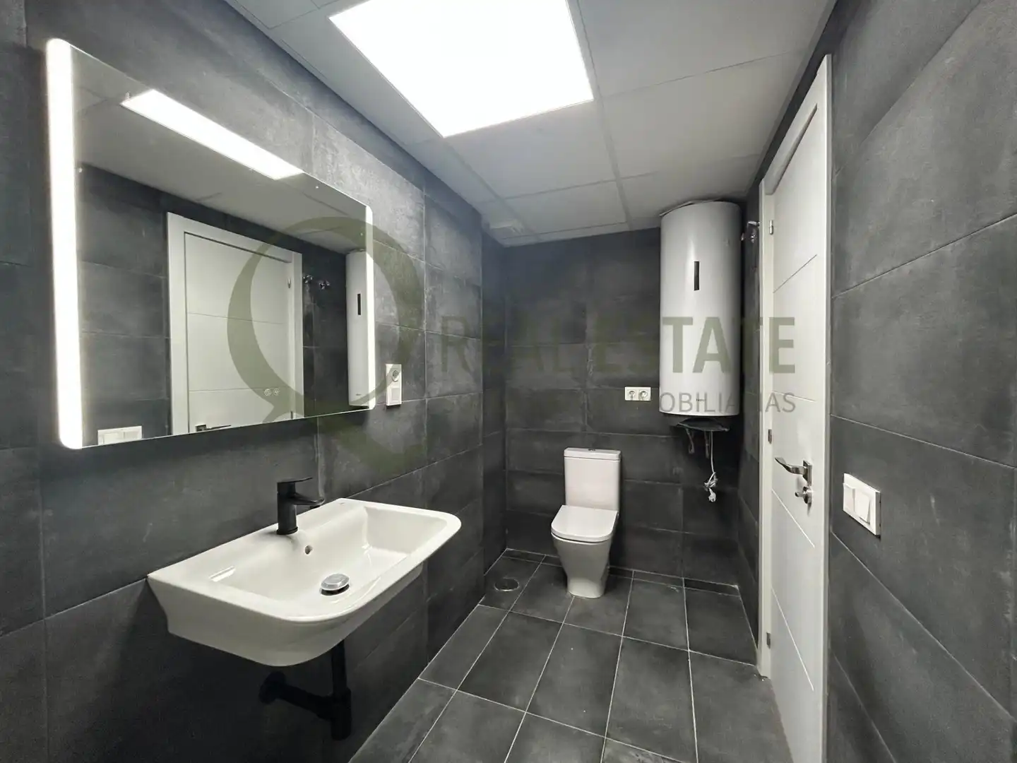 Badezimmer von Erdgeschoss zum Verkauf in Alicante / Alacant mit Klimaanlage und Terrasse