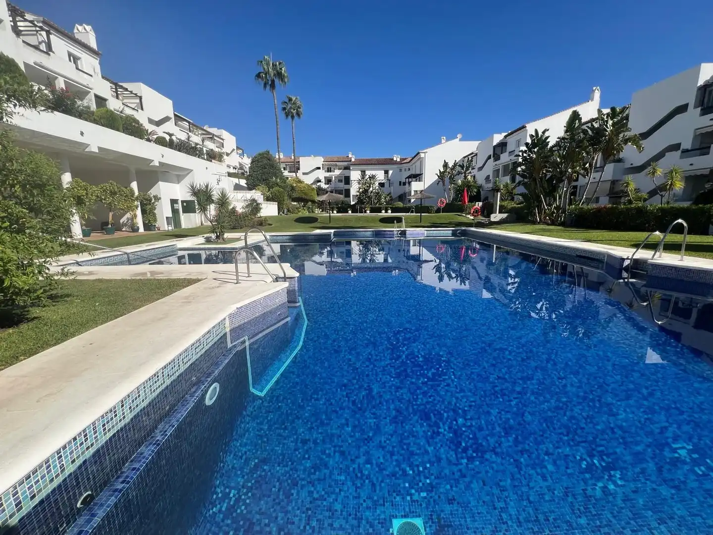 Schwimmbecken von Maisonette zum Verkauf in Estepona mit Klimaanlage, Terrasse und Abstellraum
