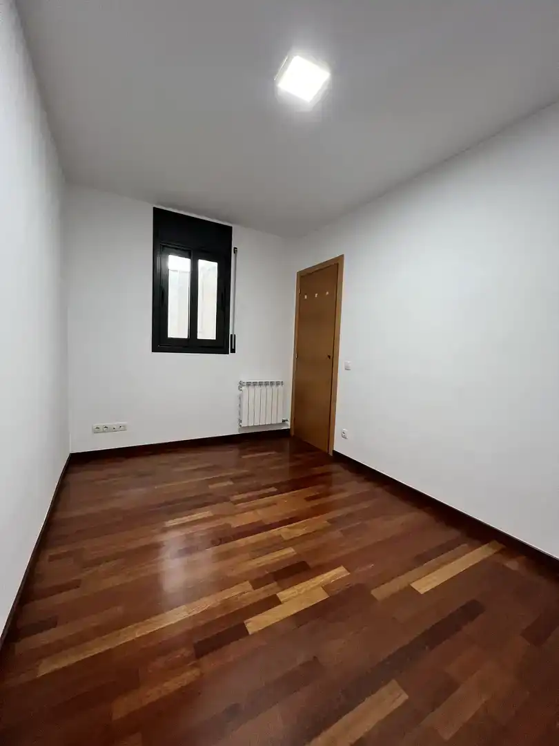 Schlafzimmer von Wohnung zur Miete in Albesa mit Klimaanlage, Parkett und Möbliert