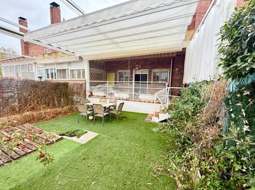 Casa pareada con balcón en venta en Estación - Los Manantiales