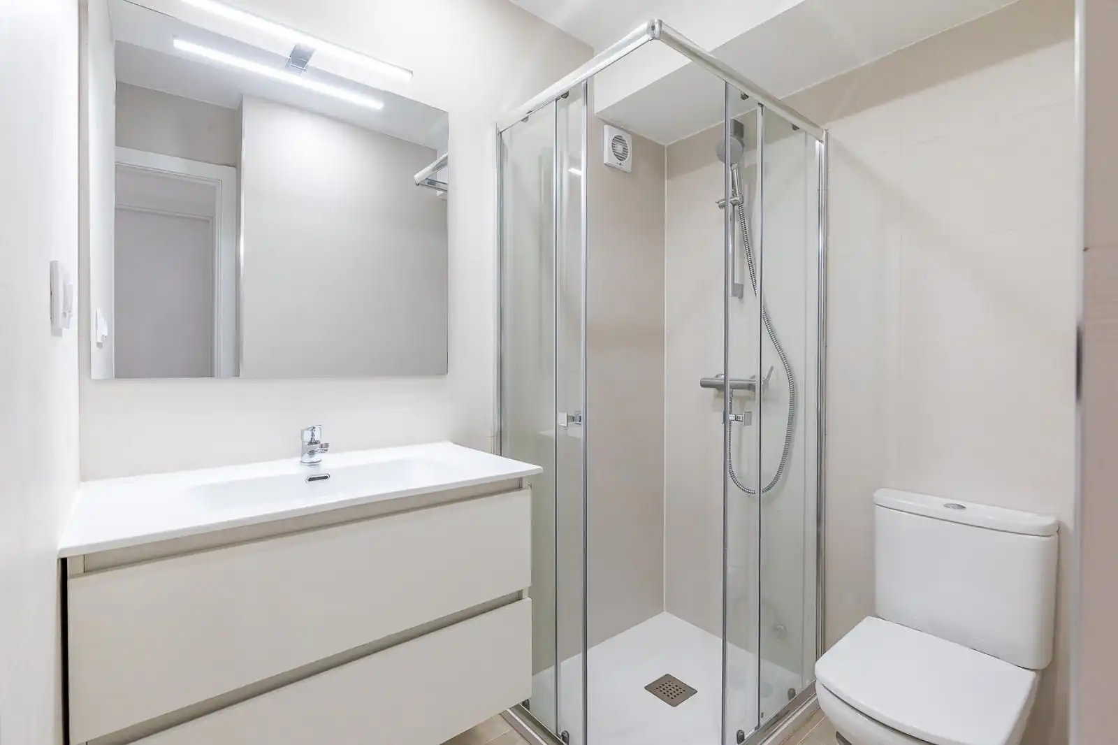 Bathroom of Flat for rent in Madrid  with Air Conditioner