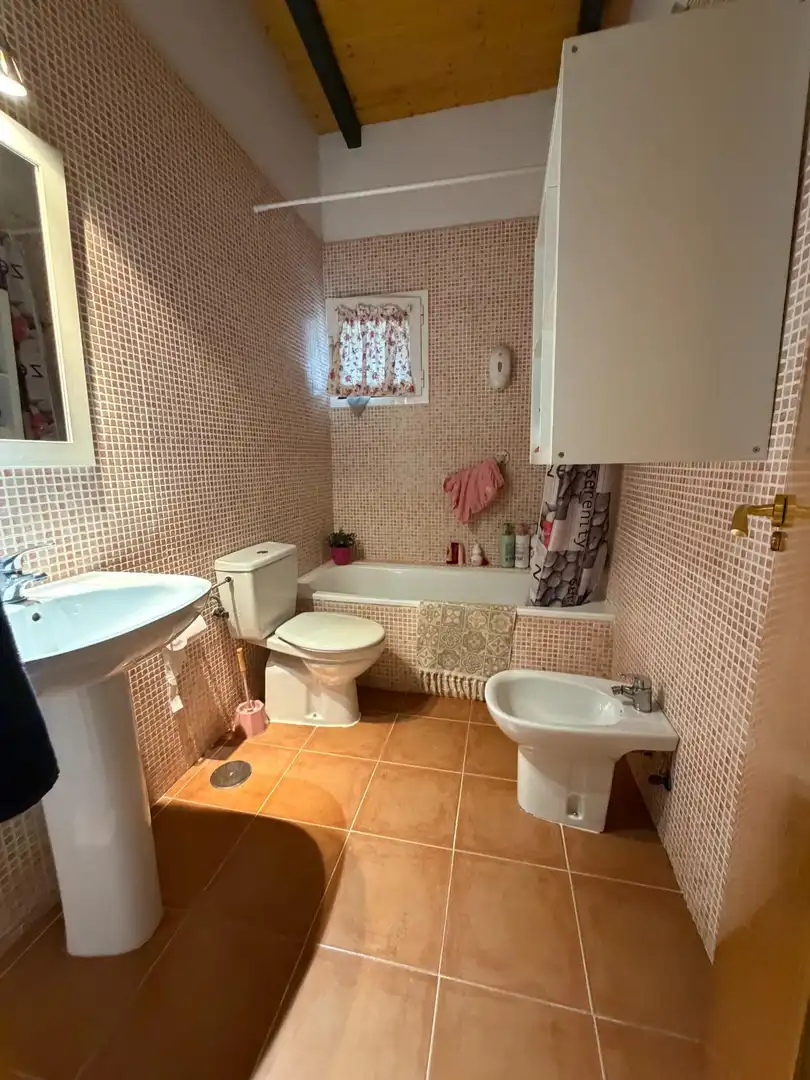 Bany de Casa o xalet en venda en El Castillo de las Guardas amb Jardí privat i Piscina comunitària