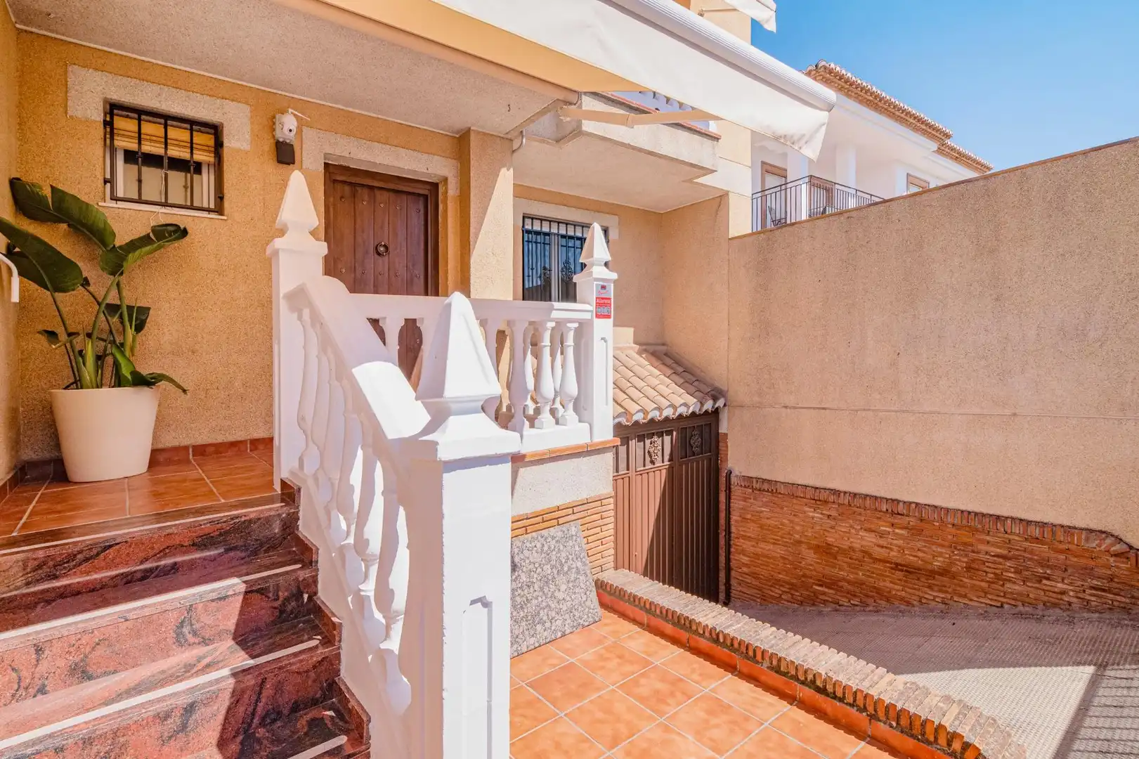 Vista exterior de Casa adosada en venda en Ogíjares amb Calefacció i Terrassa