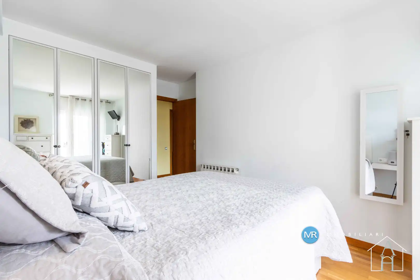 Bedroom of Flat for sale in Terrassa  with Air Conditioner, Heating and Parquet flooring