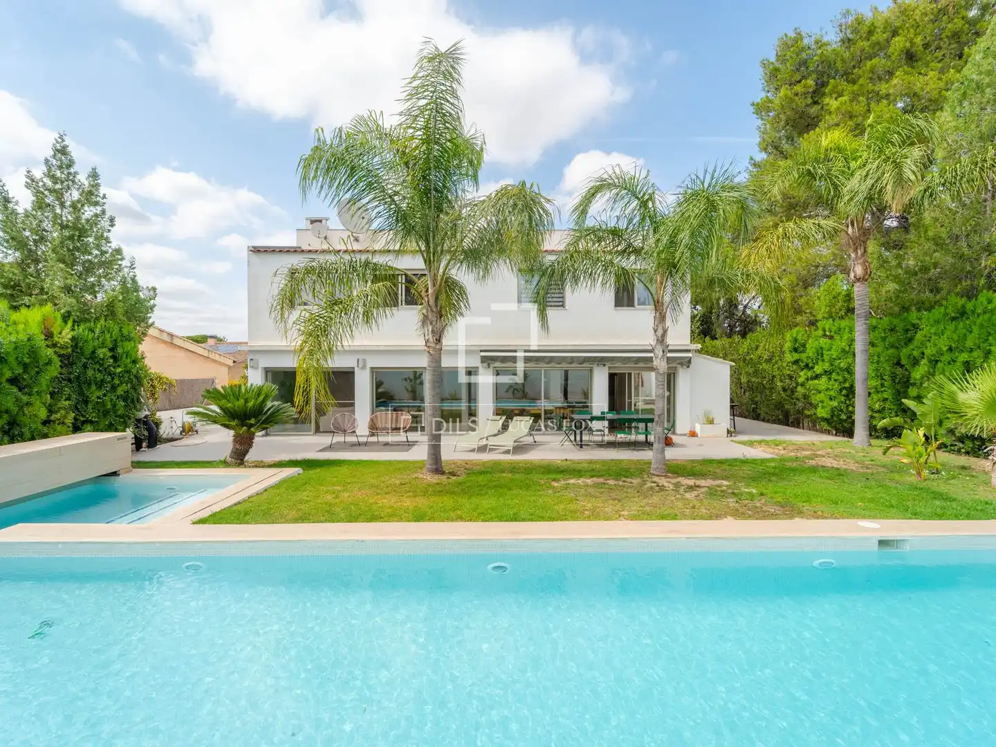 Vista exterior de Casa o xalet en venda en L'Eliana amb Aire condicionat, Jardí privat i Traster