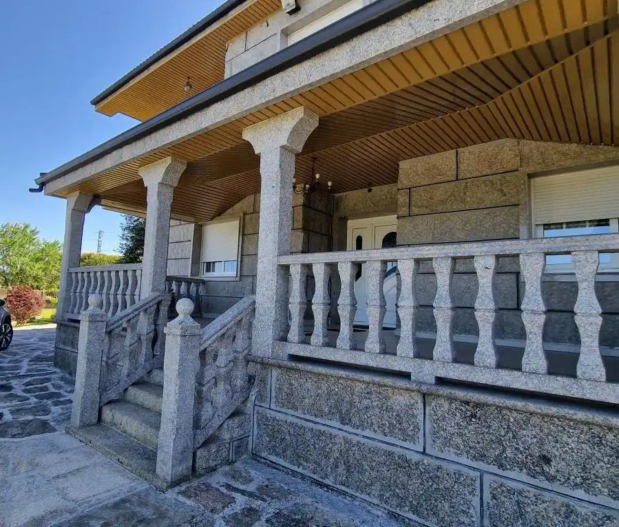 Vista exterior de Casa o chalet en venta en Ourense Capital  con Calefacción, Jardín privado y Parquet