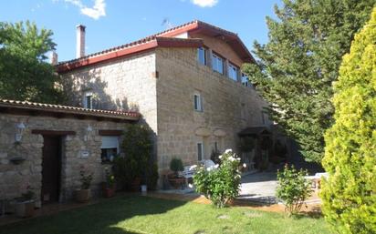 Vista exterior de Casa o xalet en venda en Celada del Camino amb Calefacció i Jardí privat