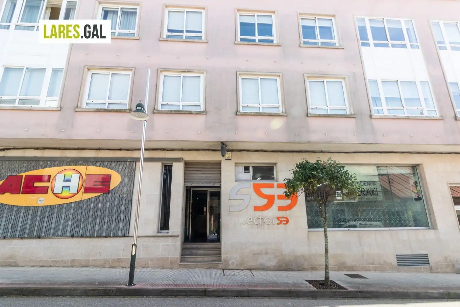 Vista exterior de Local en venda en Marín amb Domòtica
