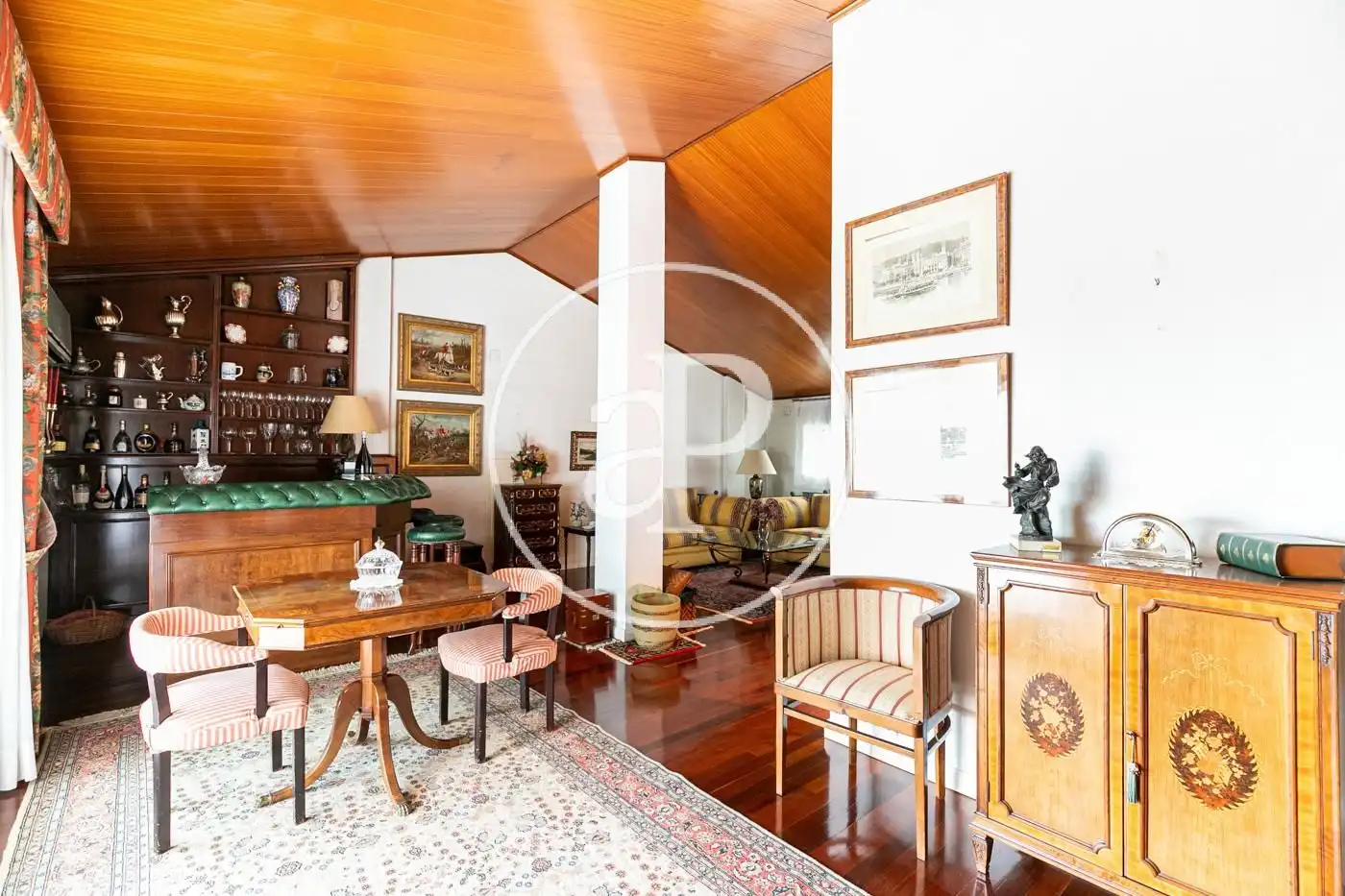Wohnzimmer von Einfamilien-Reihenhaus zum Verkauf in Barcelona mit Klimaanlage, Heizung und Privatgarten