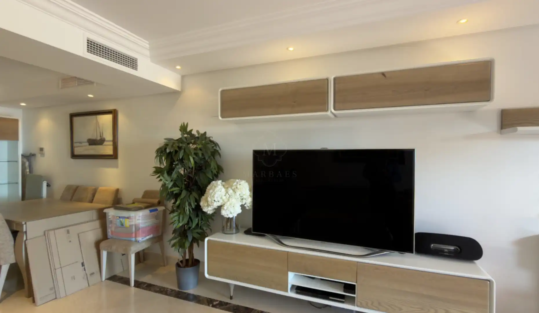 Sala d'estar de Planta baixa en venda en Estepona amb Aire condicionat, Jardí privat i Terrassa