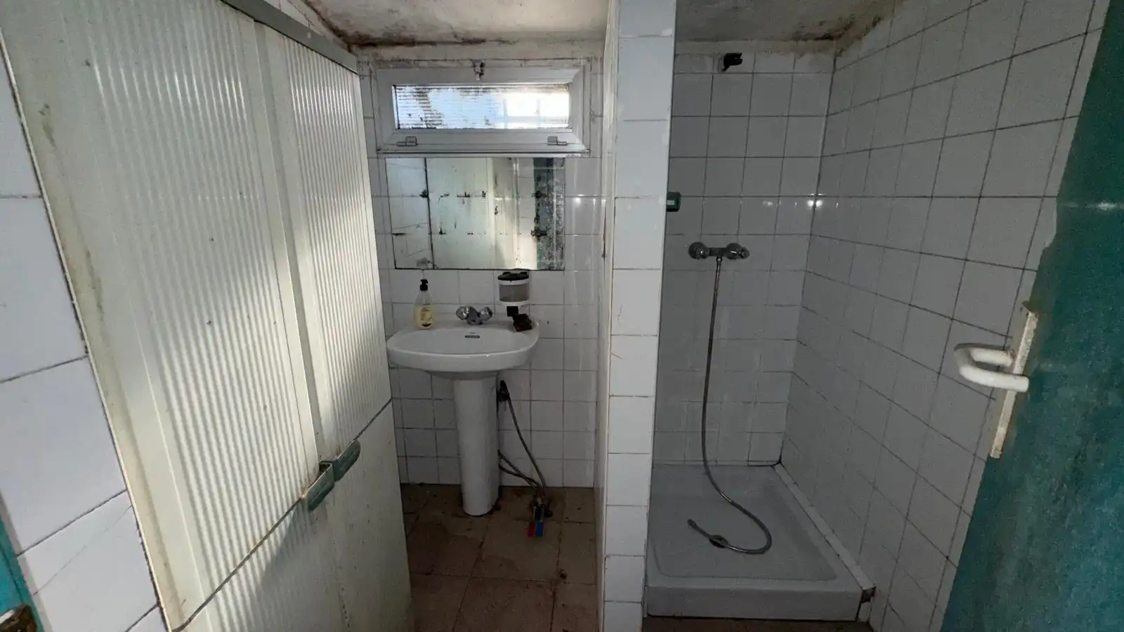 Badezimmer von Fabrikhallen zum Verkauf in Ortuella
