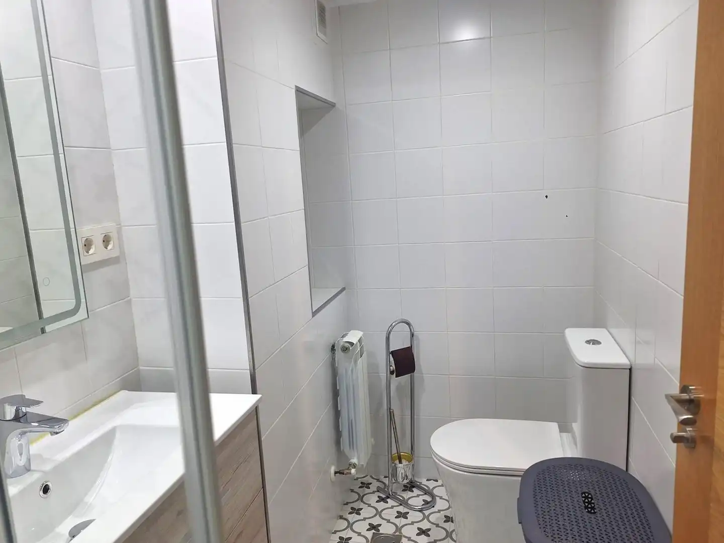Bany de Apartament de lloguer en Oviedo  amb Calefacció i Moblat