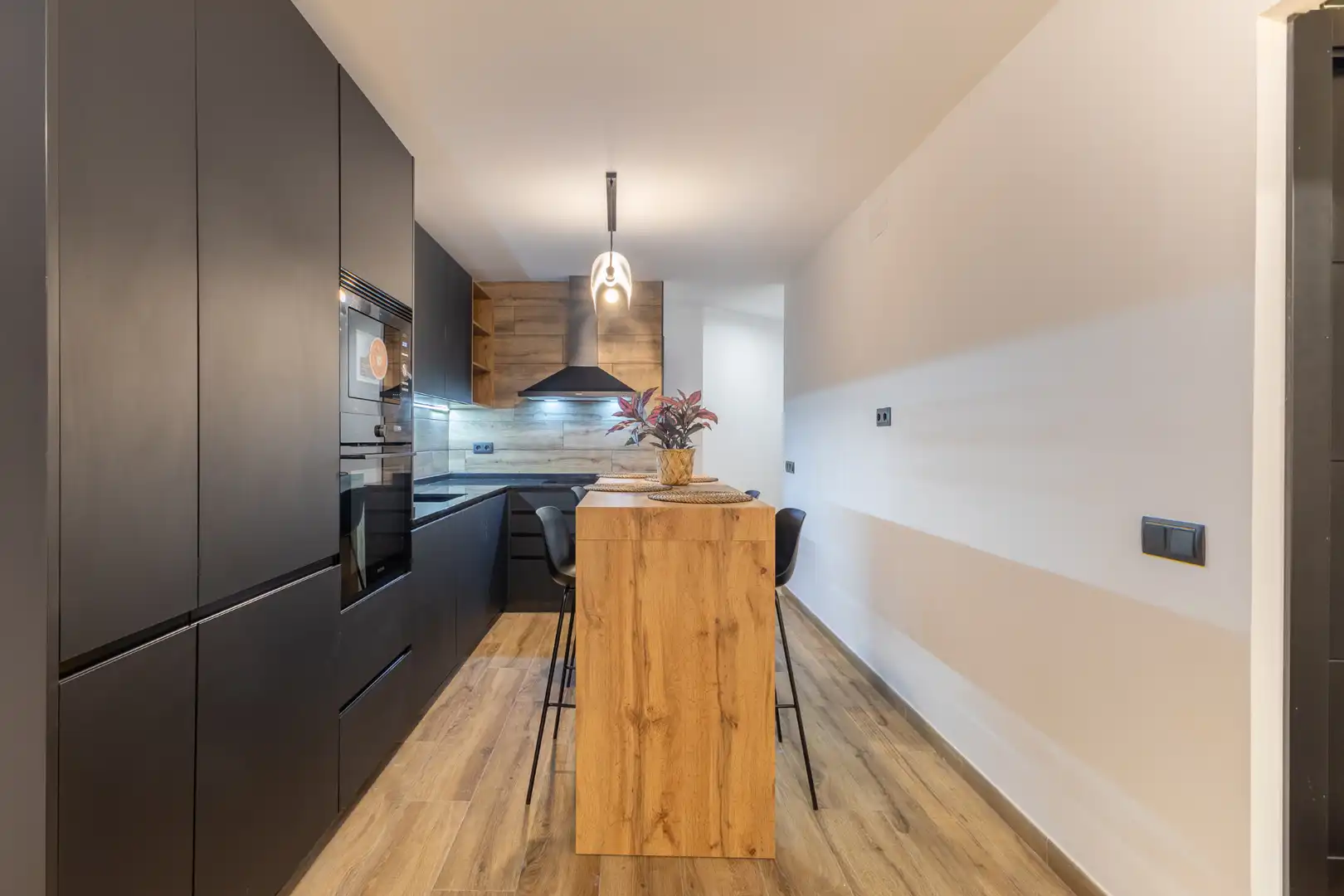 Cuina de Apartament de lloguer en Madrid amb Aire condicionat, Calefacció i Moblat