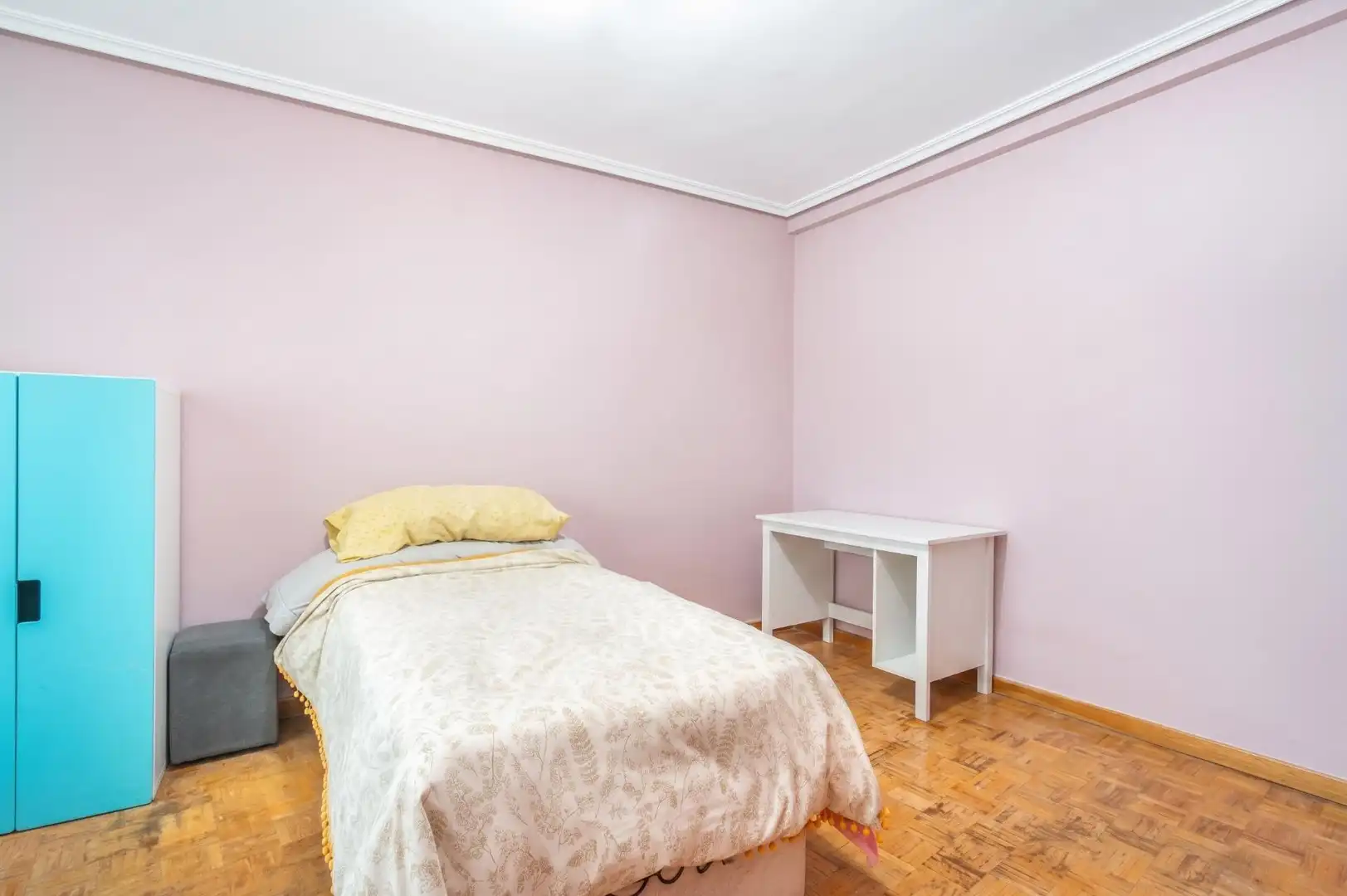 Dormitori de Apartament en venda en Oviedo  amb Calefacció, Terrassa i Balcó