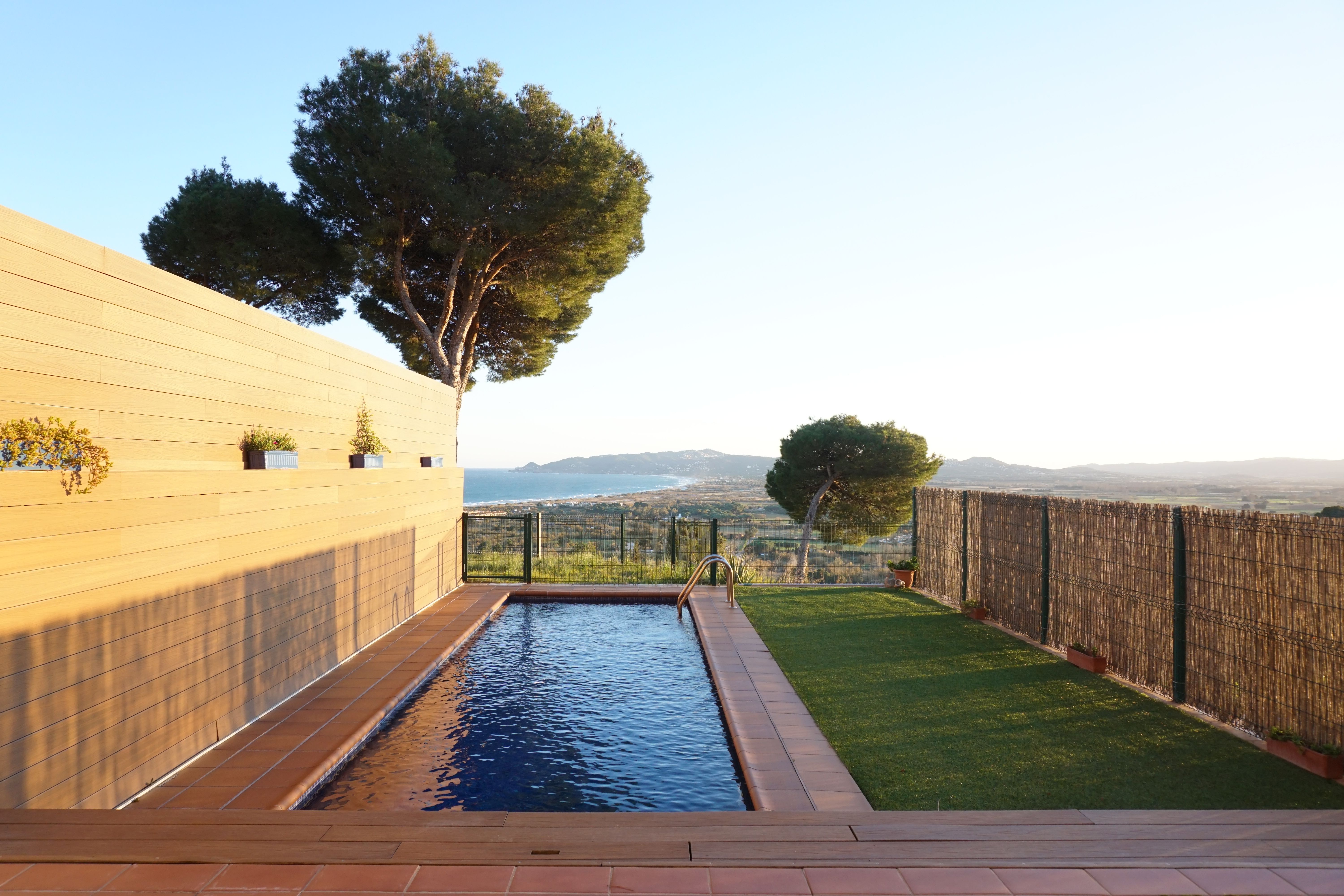 Piscina de Casa adosada en venda en L'Estartit amb Aire condicionat, Calefacció i Jardí privat
