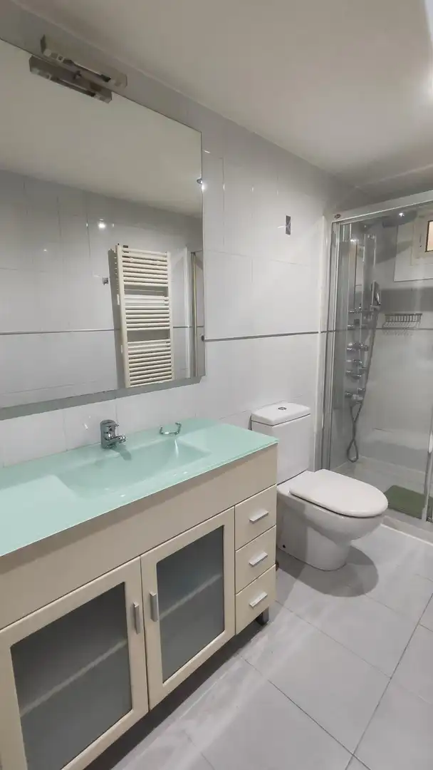 Baño de Piso en venta en Vigo  con Calefacción, Trastero y Balcón