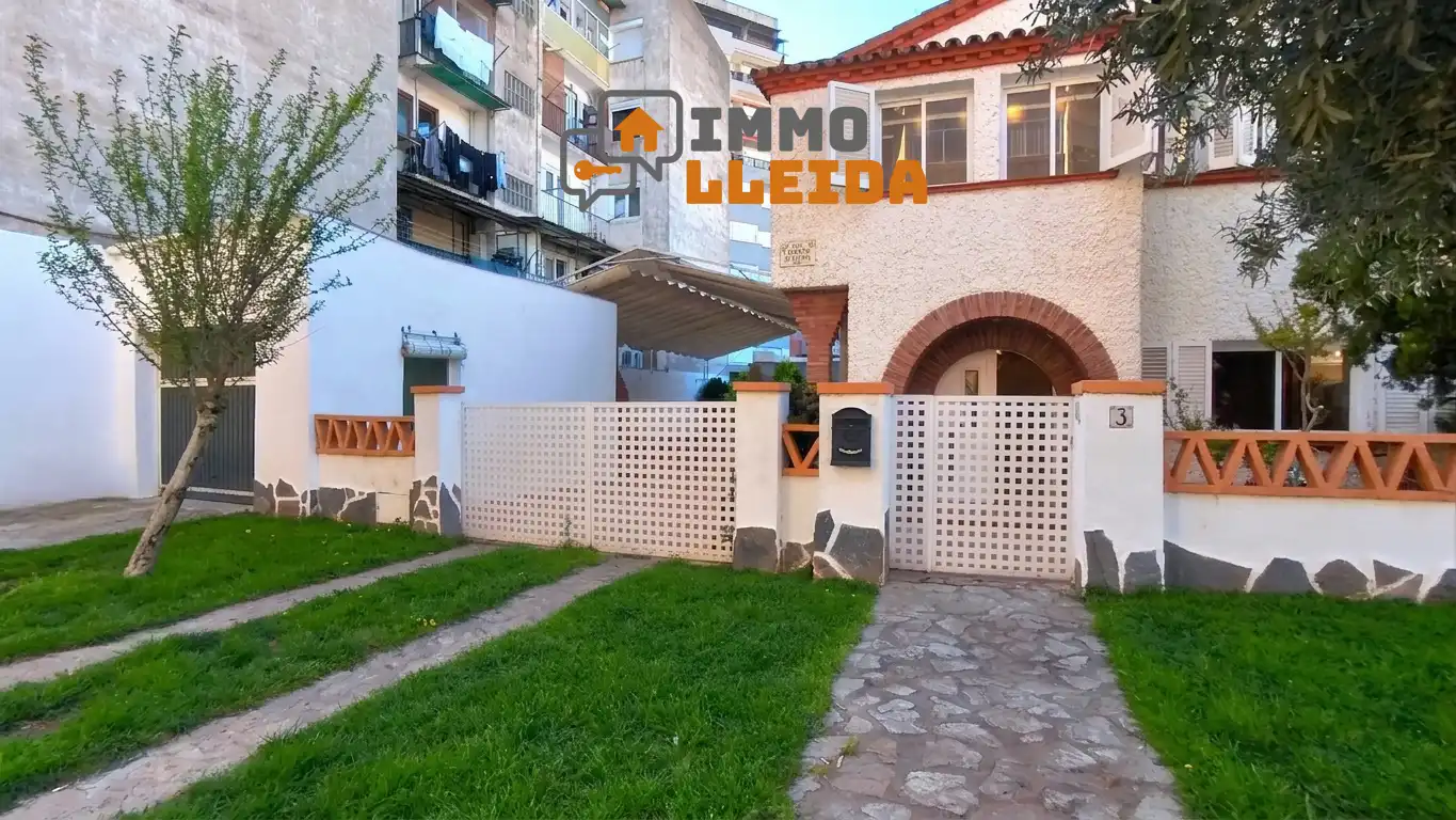 Vista exterior de Casa adosada en venda en Balaguer amb Calefacció, Jardí privat i Terrassa