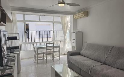 Sala d'estar de Pis en venda en Marbella amb Parquet, Terrassa i Balcó
