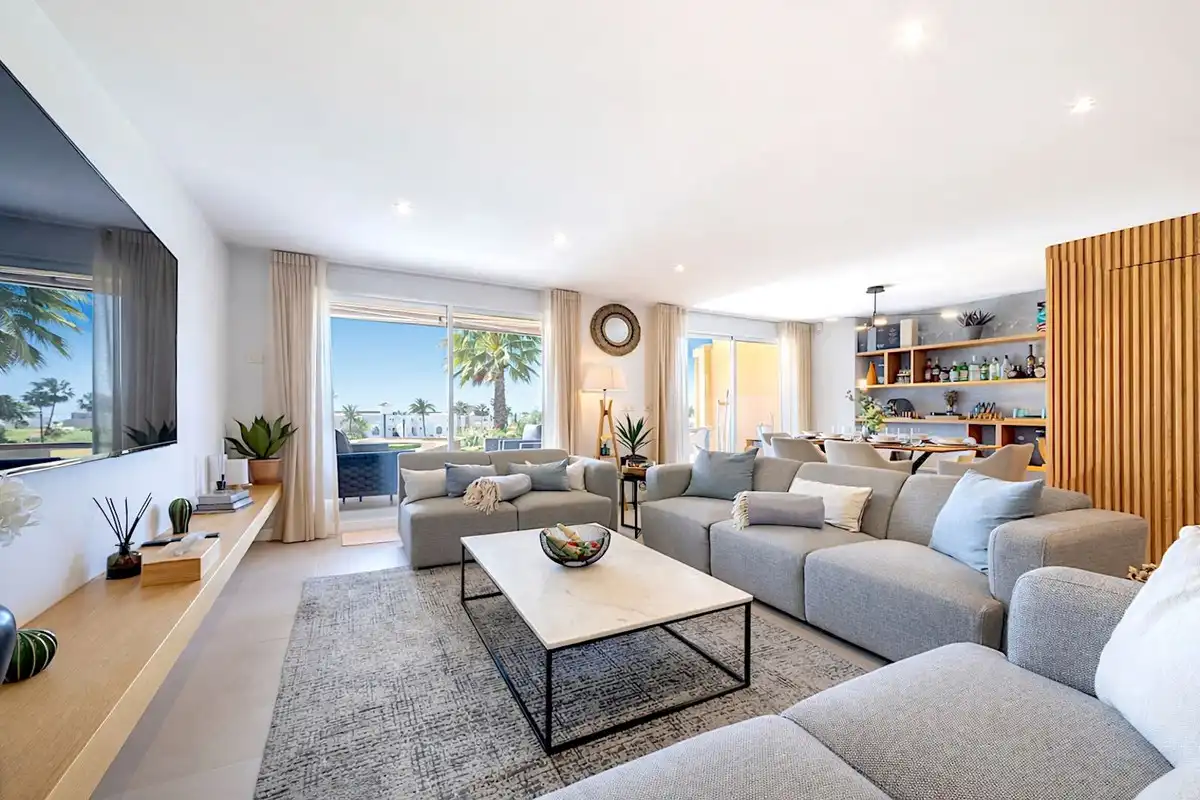 Sala de estar de Casa adosada en venta en Estepona con Aire acondicionado, Terraza y Trastero