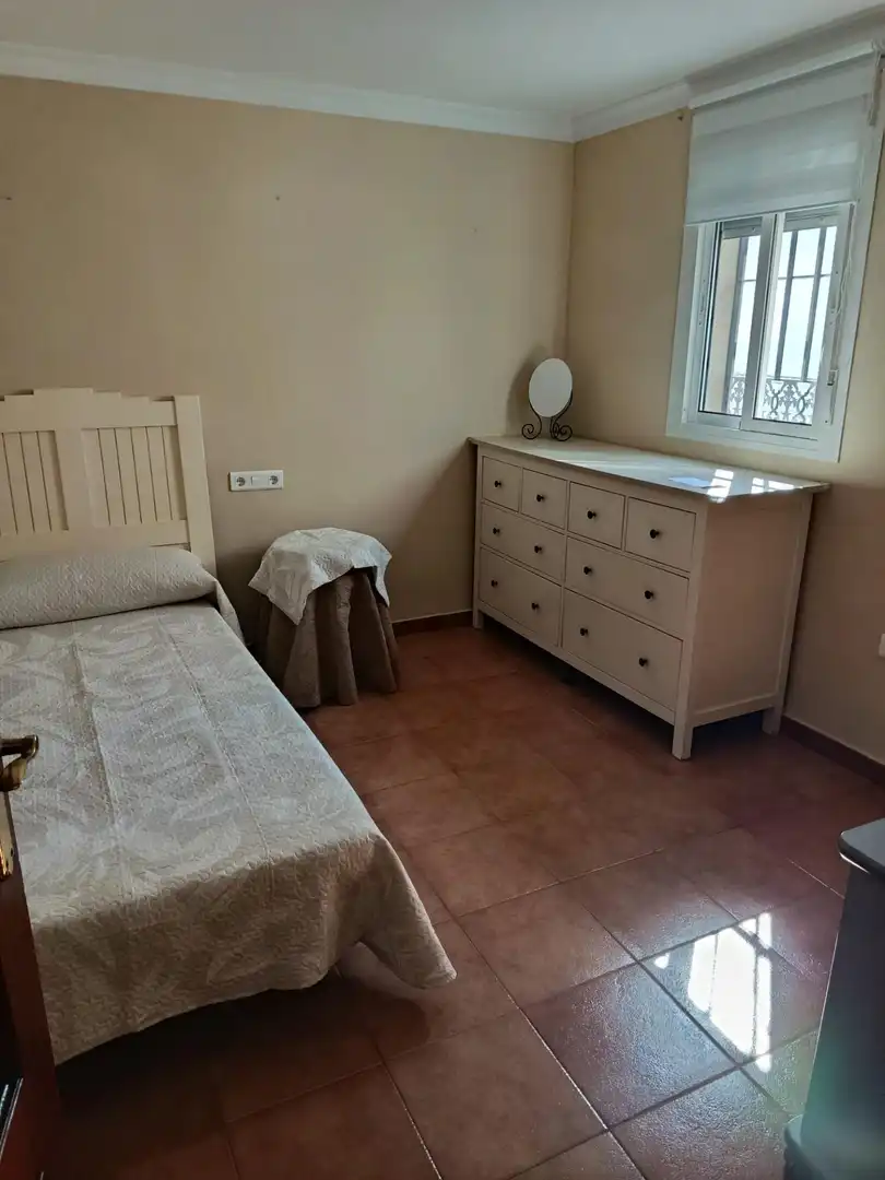 Habitación de Piso de alquiler en Utrera con Aire acondicionado y Amueblado