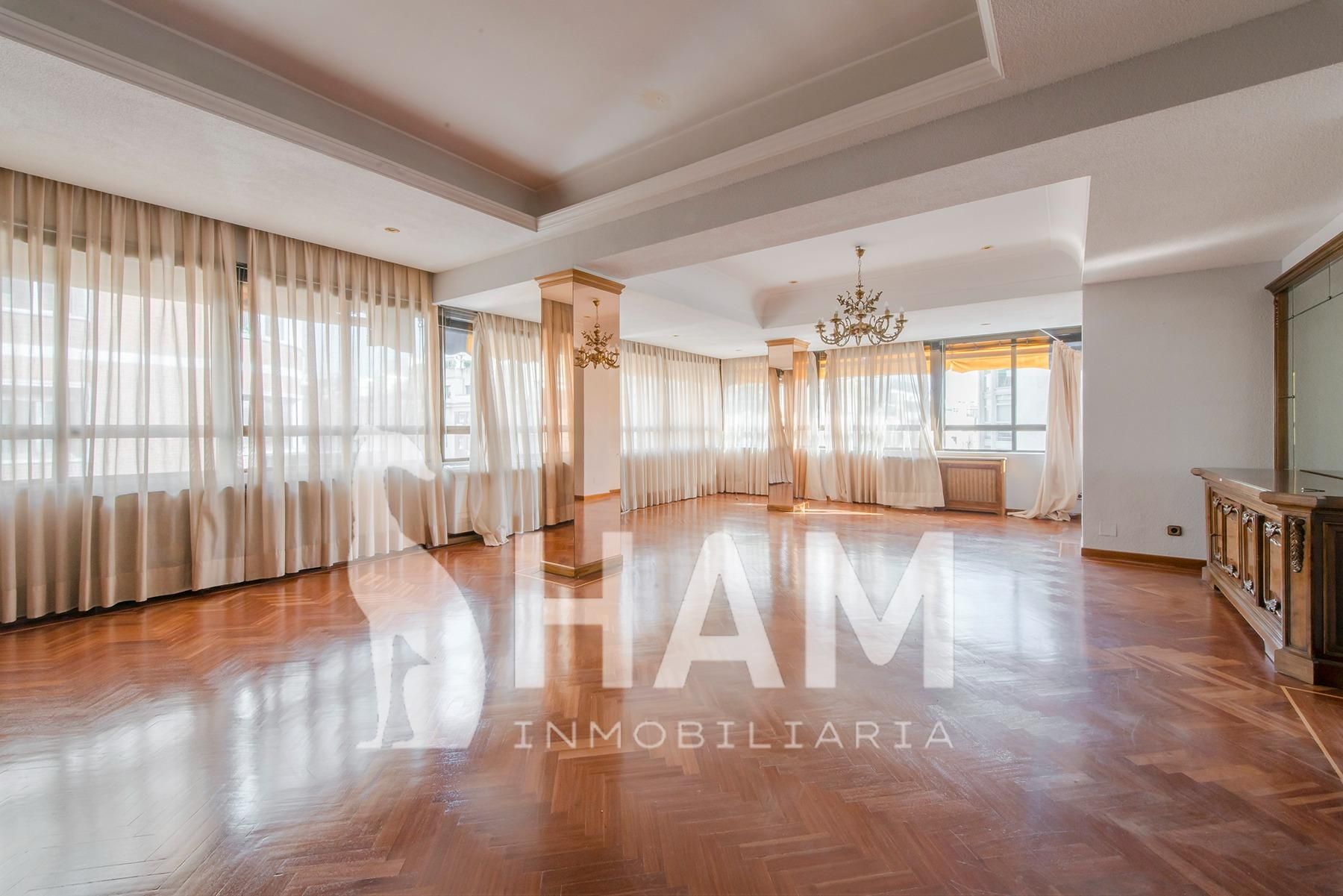 Living room of Flat for sale in  Madrid Capital  with Heating and Community pool