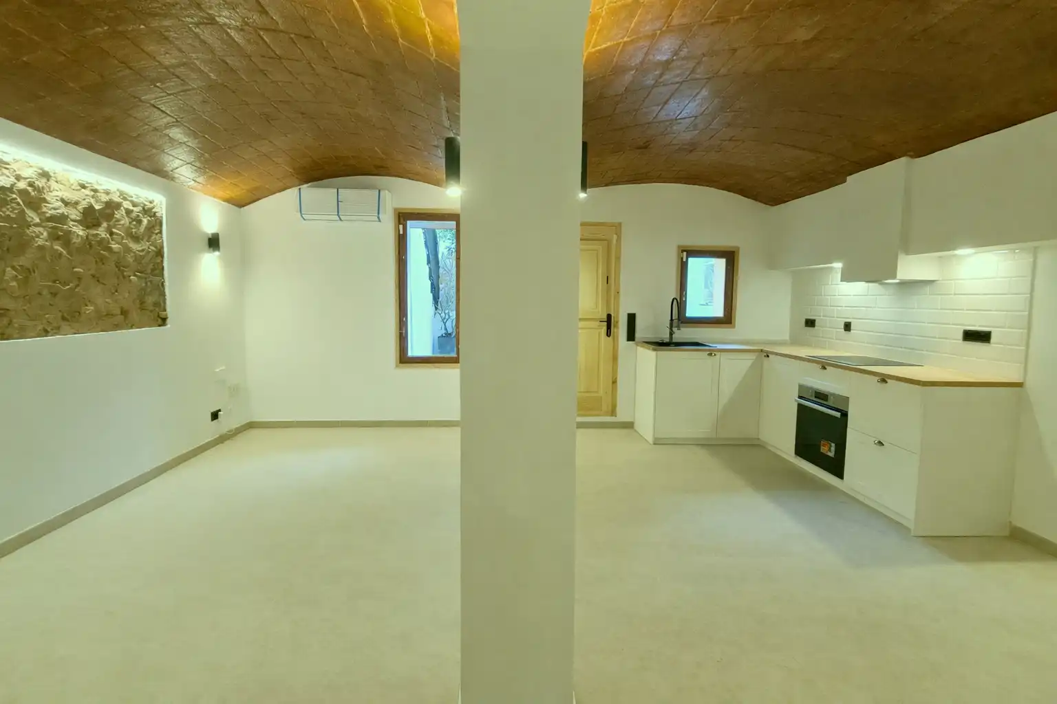 Erdgeschoss zum Verkauf in Barcelona mit Klimaanlage, Heizung und Privatgarten