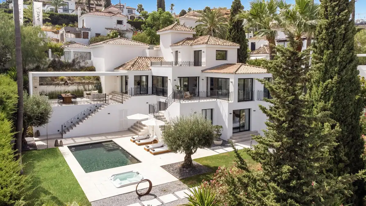 Exterior view of Houses for sale in Nueva Andalucía