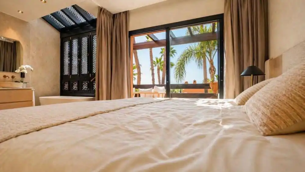 Dormitori de Casa adosada de lloguer en Marbella amb Aire condicionat, Jardí privat i Terrassa