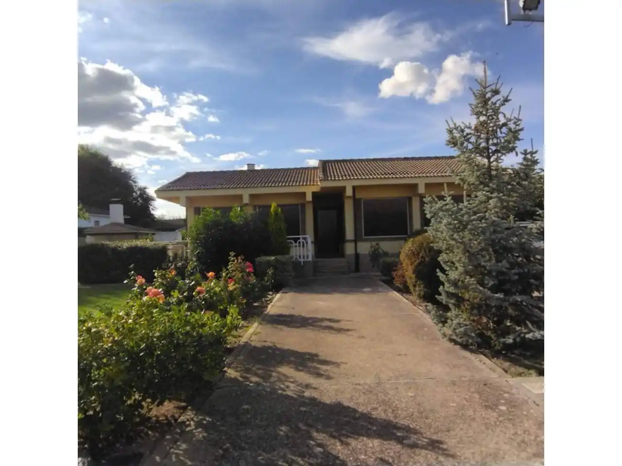 Außenansicht von Haus oder Chalet zum Verkauf in Lardero mit Heizung und Privatgarten