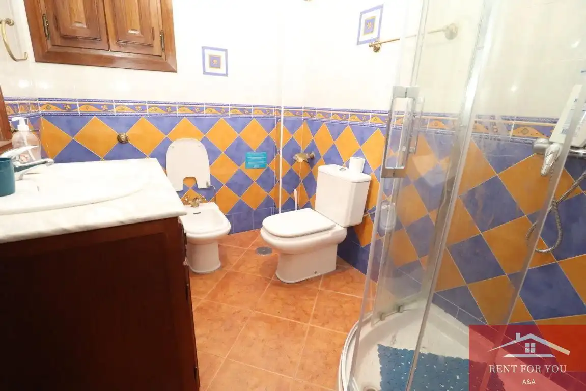 Bany de Casa o xalet de lloguer en Alozaina amb Aire condicionat, Jardí privat i Piscina