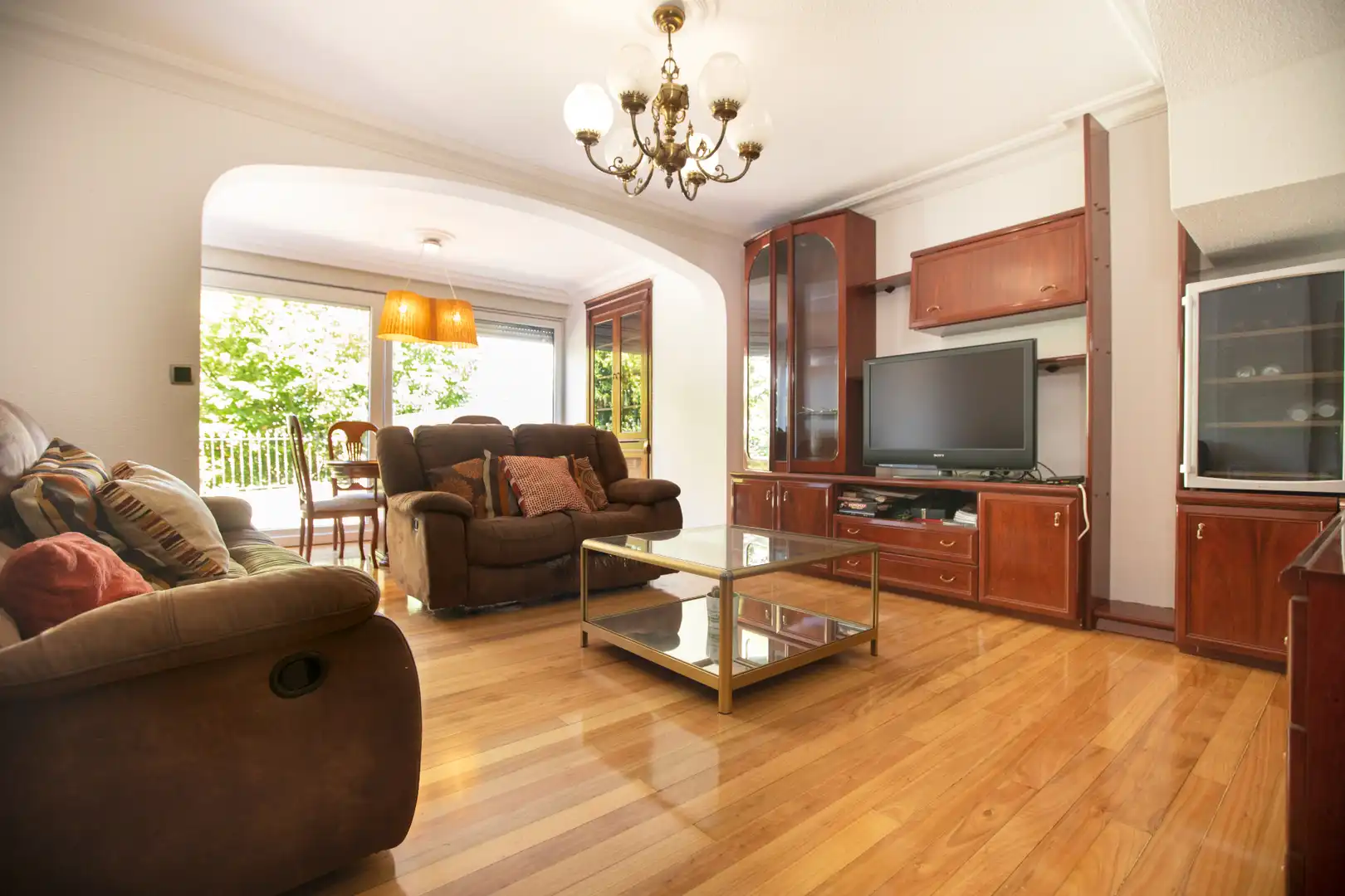 Sala d'estar de Casa adosada en venda en Camargo amb Calefacció, Jardí privat i Parquet