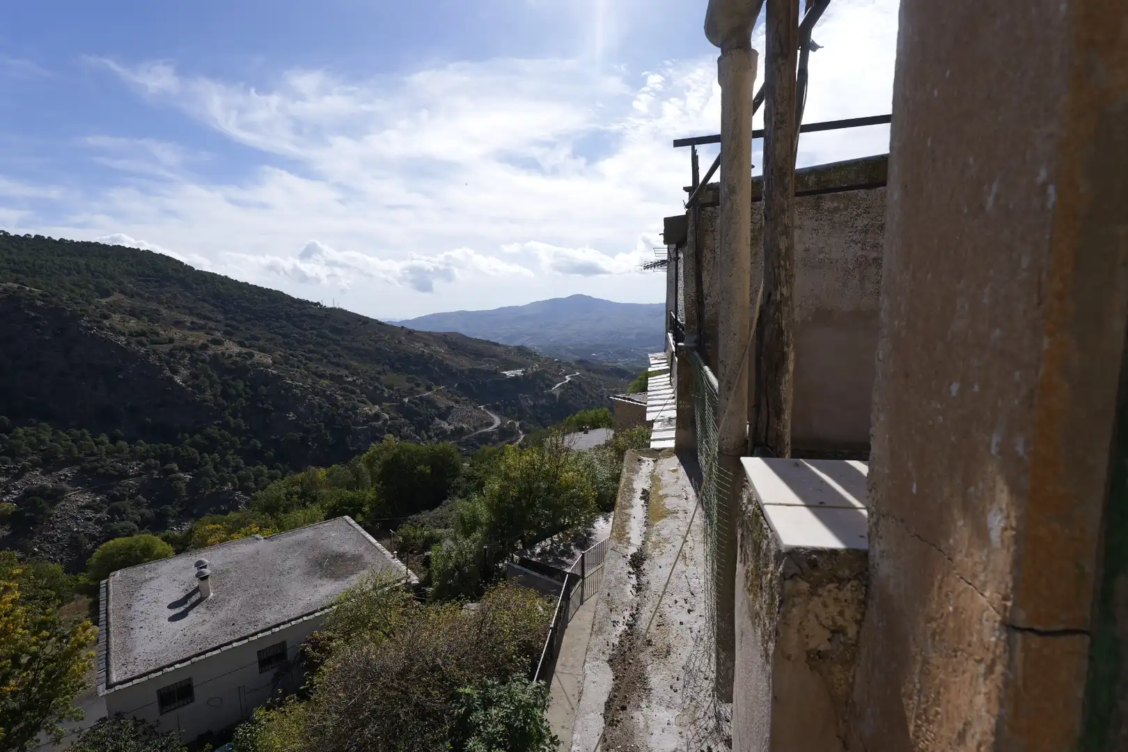 Vista exterior de Casa adosada en venda en Bérchules amb Terrassa i Balcó
