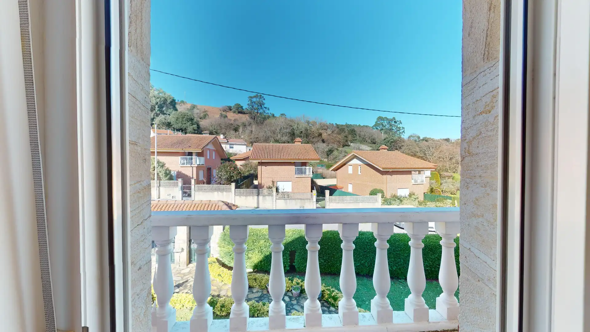 Vista exterior de Casa o xalet en venda en Arnuero amb Calefacció, Terrassa i Balcó