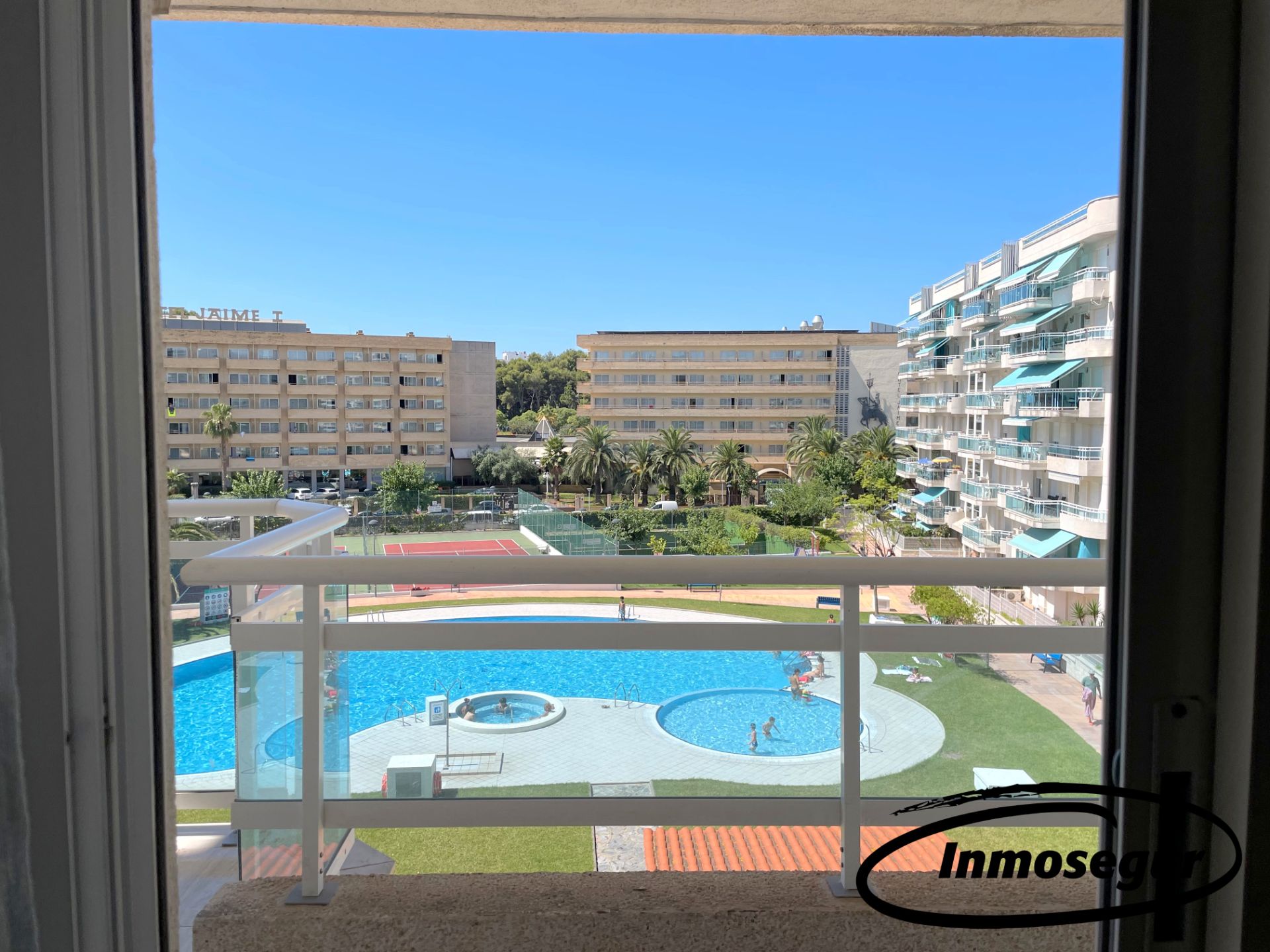 Piscina de Piso en venta en Salou con Calefacción, Terraza y Amueblado