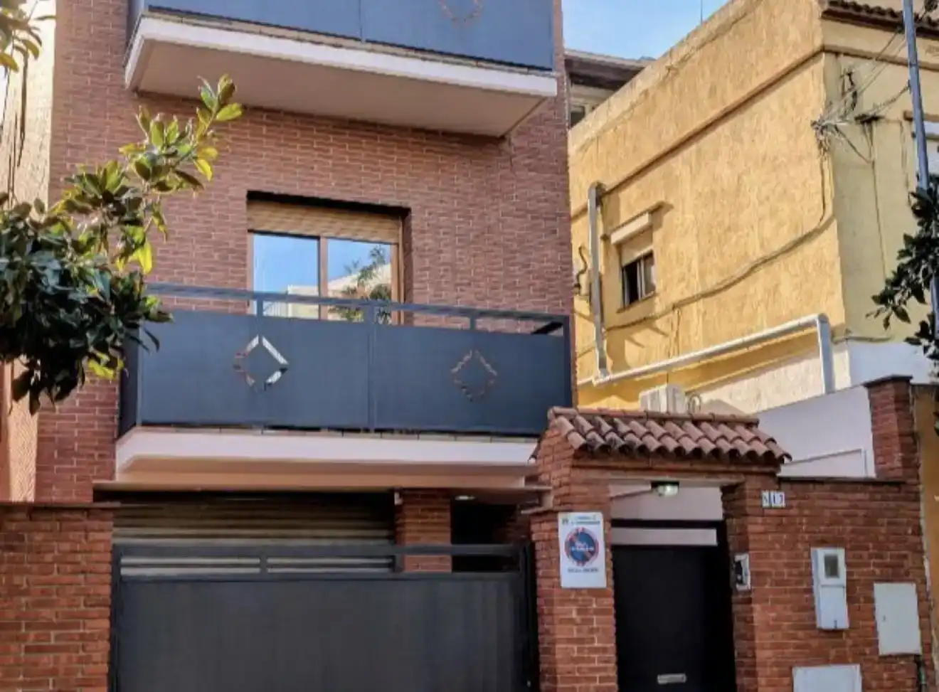 Vista exterior de Casa o xalet en venda en Santa Coloma de Gramenet amb Piscina i Balcó