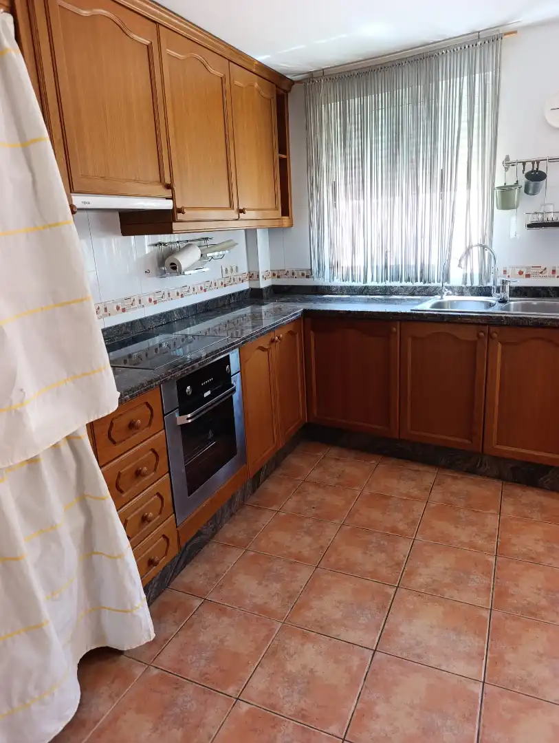 Cuina de Casa adosada en venda en Almazora / Almassora amb Aire condicionat, Calefacció i Jardí privat