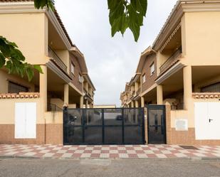 Vista exterior de Casa adosada en venda en Ventas de Huelma amb Balcó