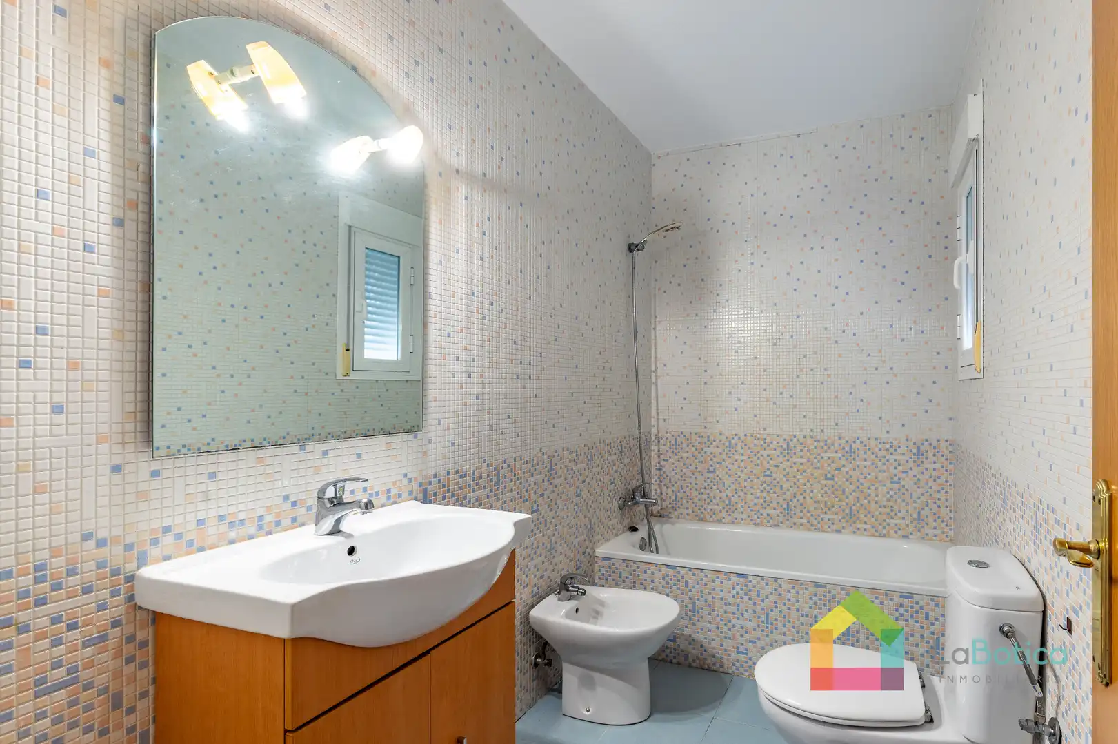 Baño de Casa adosada en venta en Burguillos de Toledo con Calefacción, Jardín privado y Terraza